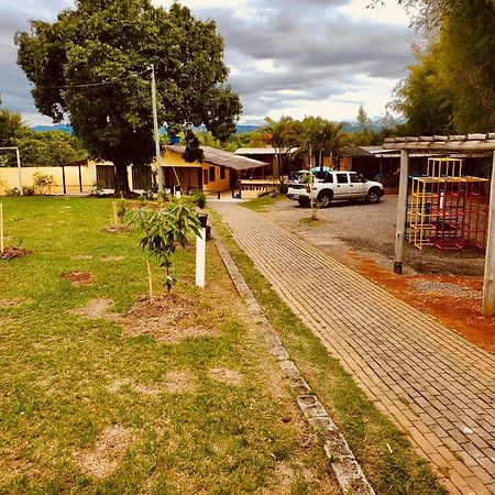 Guaratinguetá Chacara Charmosa Com Piscina, Campo De Futebolヴィラ エクステリア 写真